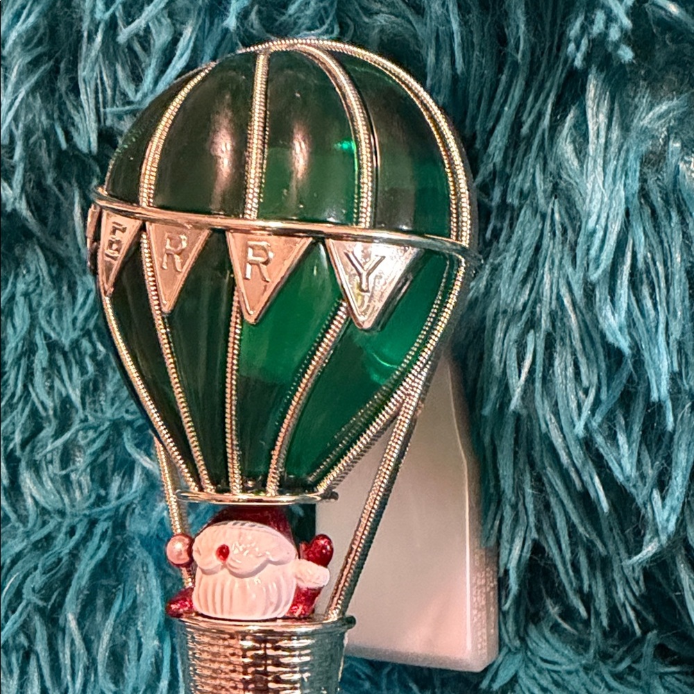 Bath and body works holiday plug in diffuser - Picture 7 of 8